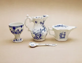 Crémier Worcester, pot à crème, cuillère à moutarde et coquetier, fin du 18e siècle